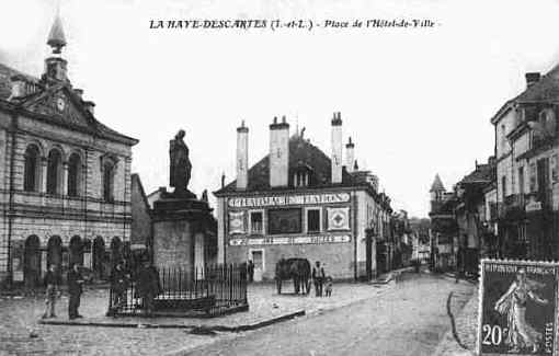 Carte postale Place de l'Hotel de Ville à La Haye-Descartes