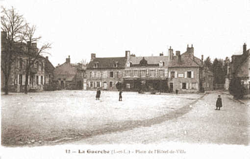 Carte postale La Guerche Place de l'Hotel de Ville