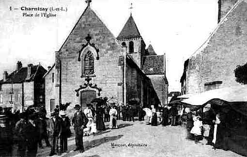 Place de l'église à Charnizay